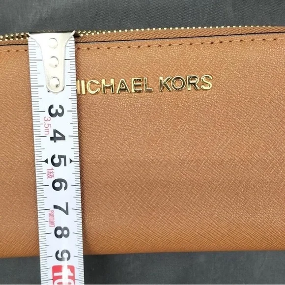 Michael Kors Long wallet Lots Of Storage, Never Used - Picture 8 of 10